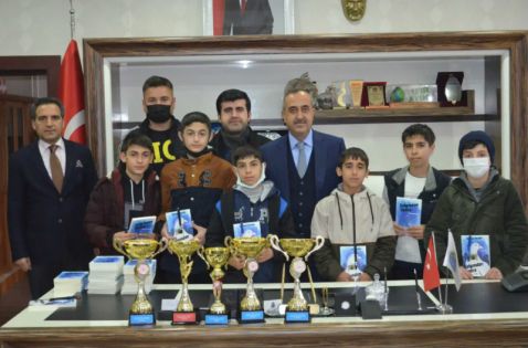 Şampiyonlar Başkanımız Mehmet Zeki DİRİK'i Makamında Ziyaret Etti.