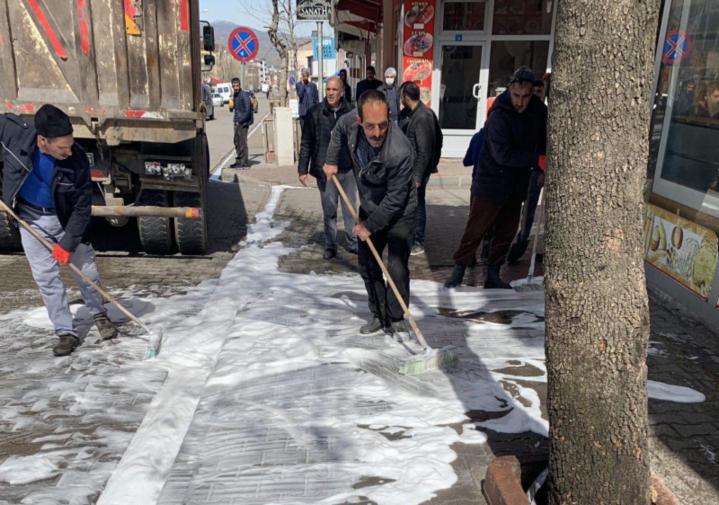 Ekiplerimiz şehir genelinde; temizlik, yıkama ve dezenfekte çalışmalarını aralıksız sürdürüyor.