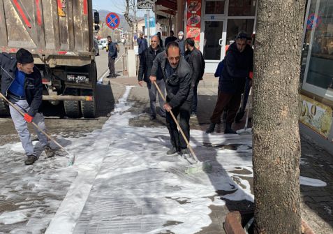 Ekiplerimiz şehir genelinde; temizlik, yıkama ve dezenfekte çalışmalarını aralıksız sürdürüyor.
